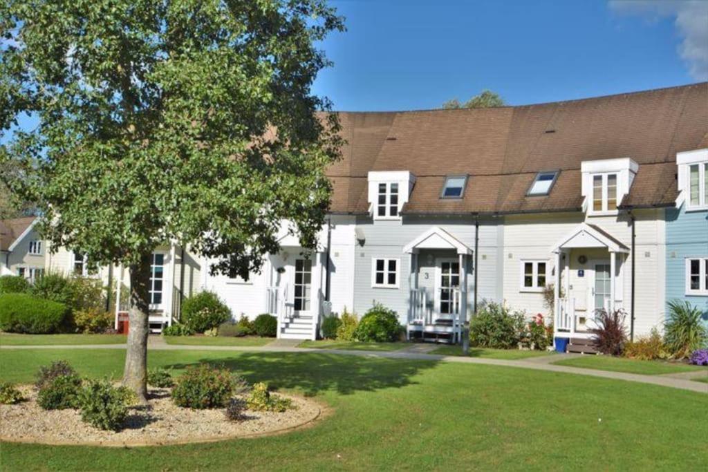 Charming Lake House Nature Retreat In Cotswold Water Park, South Cerney Near 시런세스터 외부 사진