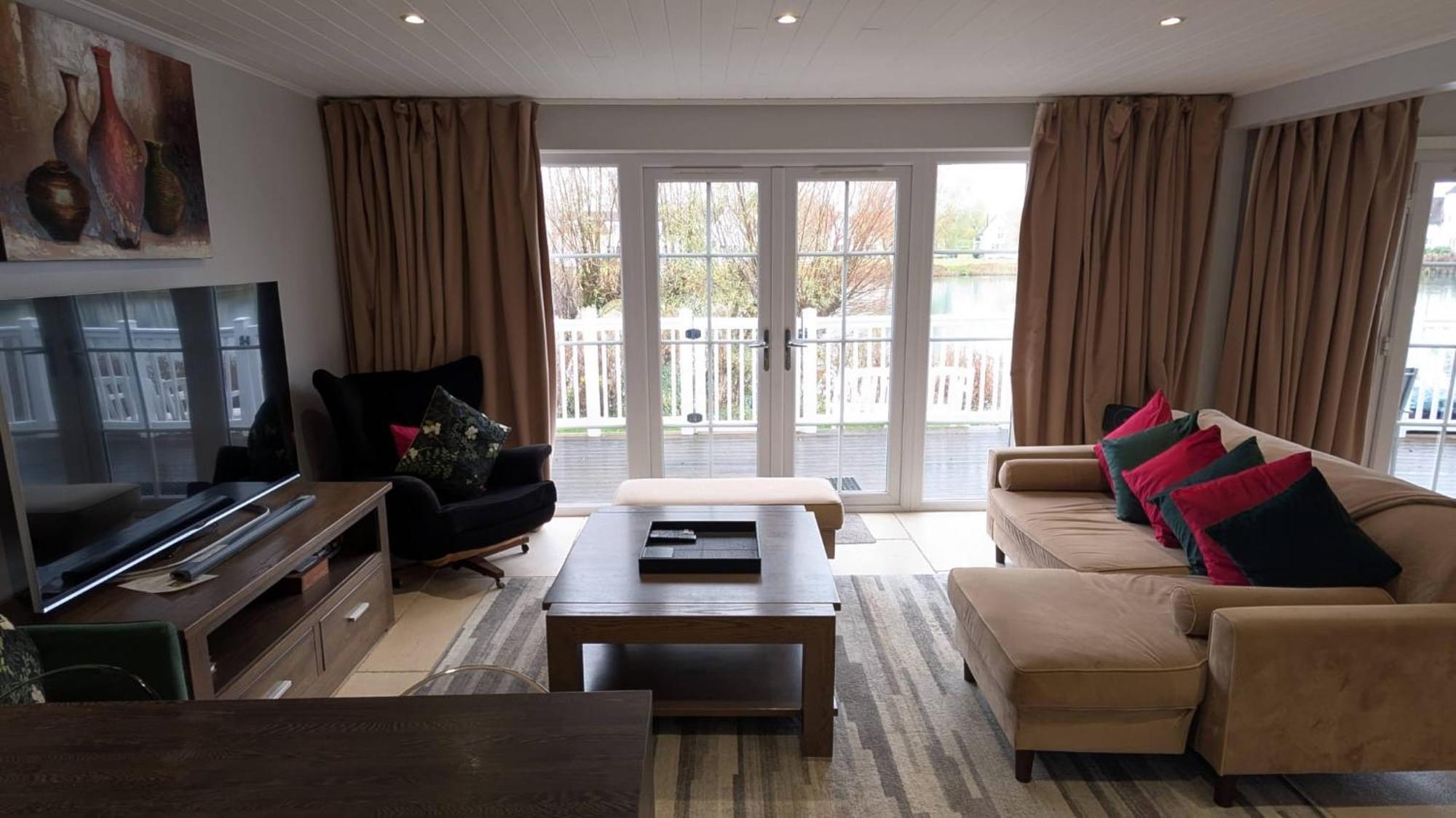 Charming Lake House Nature Retreat In Cotswold Water Park, South Cerney Near 시런세스터 외부 사진