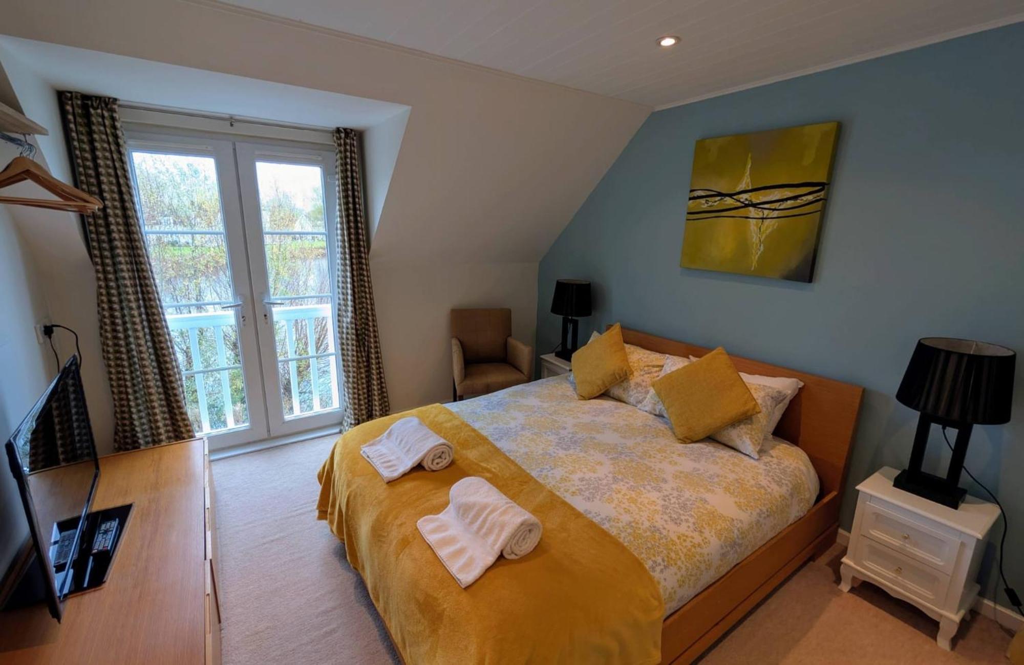 Charming Lake House Nature Retreat In Cotswold Water Park, South Cerney Near 시런세스터 외부 사진